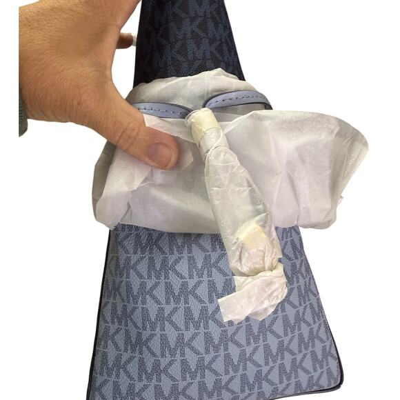 Michael Kors BNWT Voyager EW Tote Admiral /PLBlue inside Zip pocket Slip Pockets - Picture 3 of 10